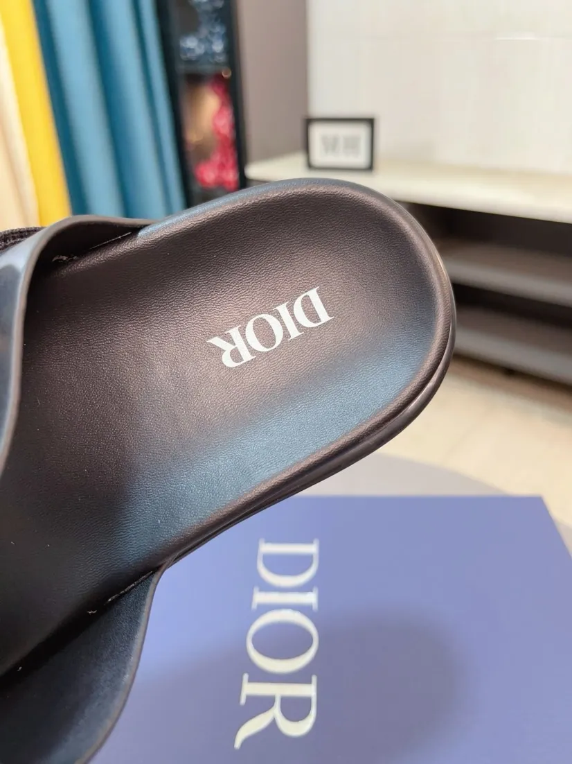 Men's Men's Shoes 💰320🌸🌸Dior Aqua Men's Sandals Slippers. Showcasing Dior haute couture design. The Dior gray suede strap is accented with an aluminum Dior buckle for added style. Paired with a comfortable tonal notch sole, they pair easily with shorts or jeans for a sophisticated look. Main body: suede cow leather, technical fabric lining: cow leather, with adjustable straps, aluminum Dior buckle, Dior gray EVA insole, tonal notch rubber outsole splicing structure👌👌size: 38-44 (45.46 customized)
